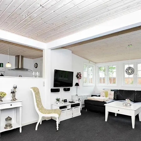 Three-bedroom Holiday In 21 *