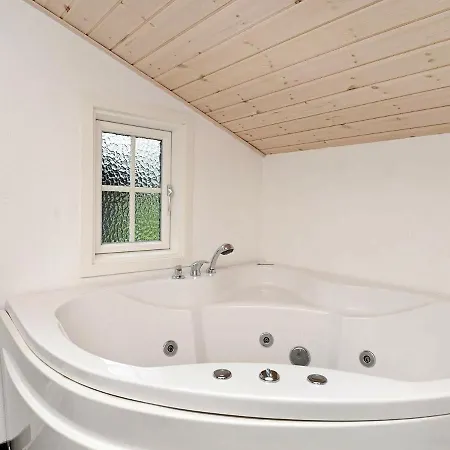 Three-bedroom Holiday In 21 *