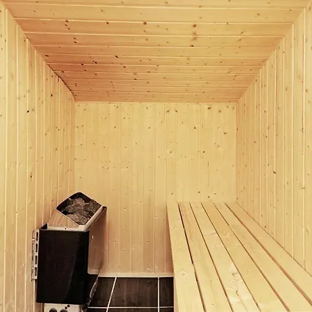 Three-bedroom Holiday In 21 *